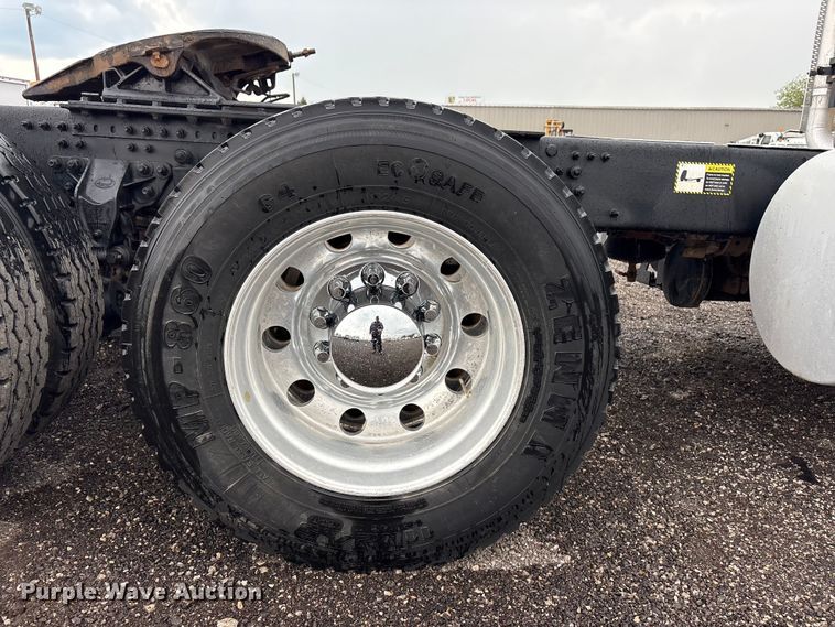 image for item EG9128 2013 Mack Pinnacle semi truck