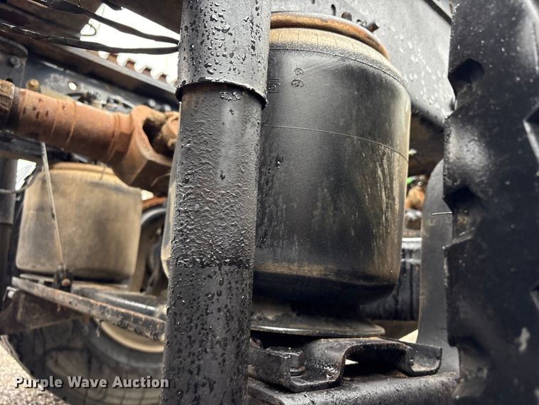 image for item EG9128 2013 Mack Pinnacle semi truck