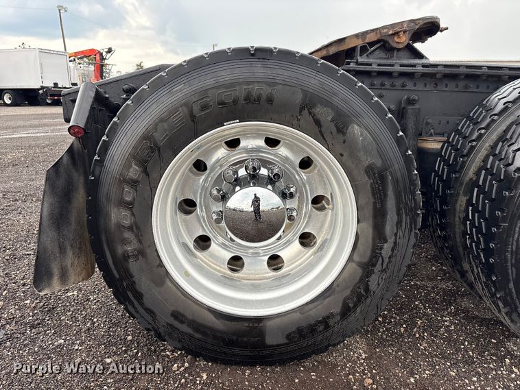 image for item EG9128 2013 Mack Pinnacle semi truck