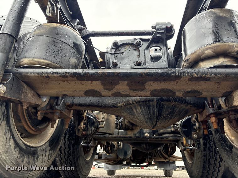 image for item EG9128 2013 Mack Pinnacle semi truck