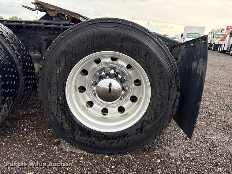 image for item EG9128 2013 Mack Pinnacle semi truck