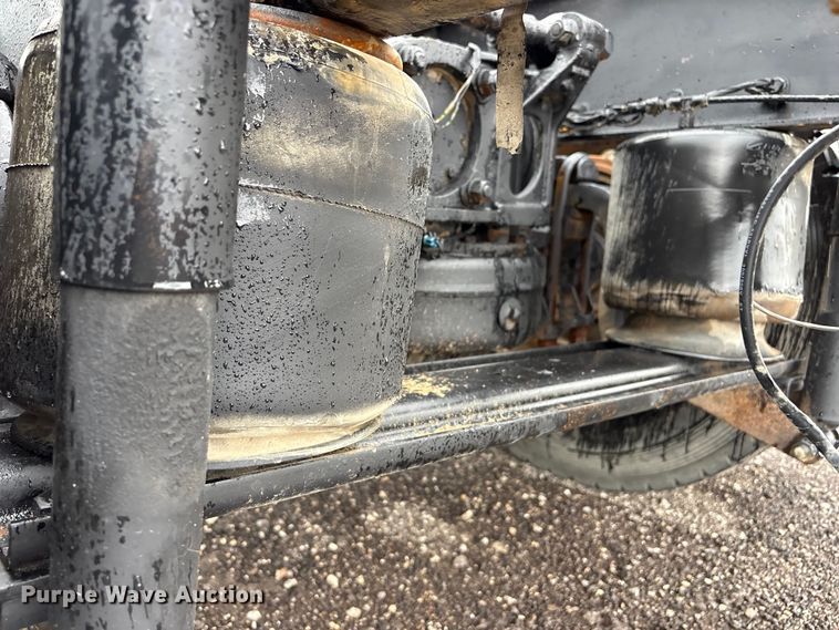 image for item EG9128 2013 Mack Pinnacle semi truck