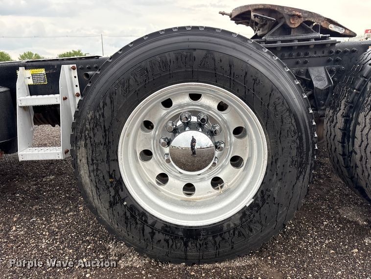 image for item EG9128 2013 Mack Pinnacle semi truck
