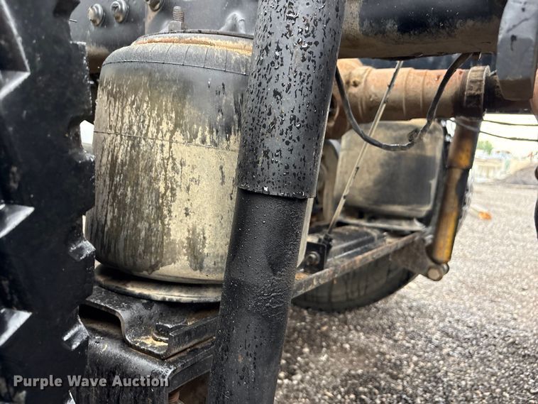 image for item EG9128 2013 Mack Pinnacle semi truck