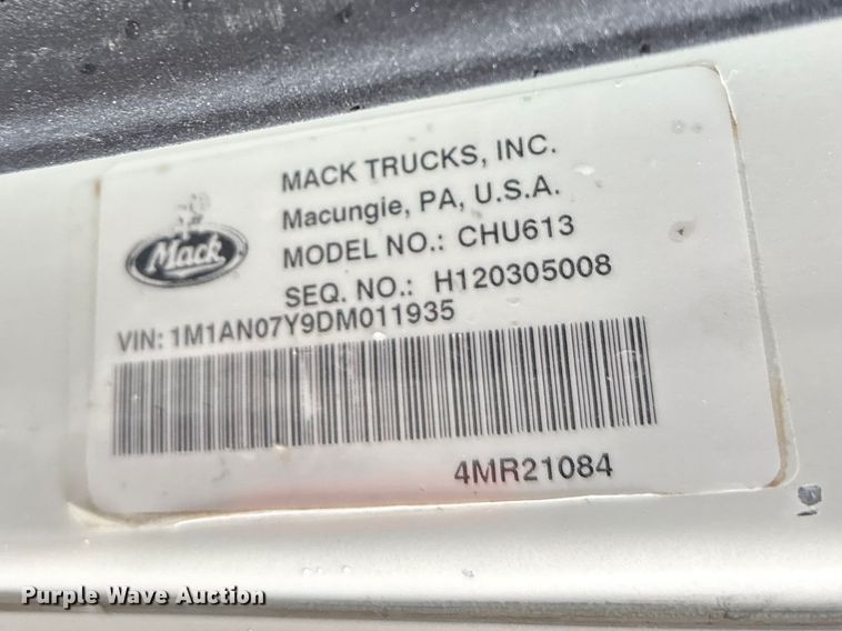 image for item EG9128 2013 Mack Pinnacle semi truck