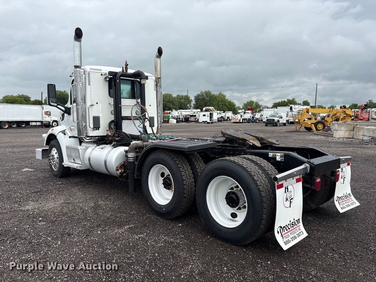 image for item EG9130 2015 Peterbilt 567 semi truck