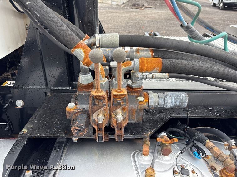 image for item EG9130 2015 Peterbilt 567 semi truck