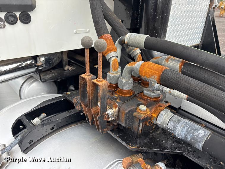 image for item EG9130 2015 Peterbilt 567 semi truck