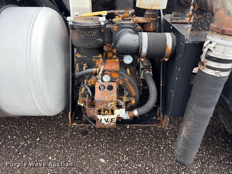 image for item EG9130 2015 Peterbilt 567 semi truck