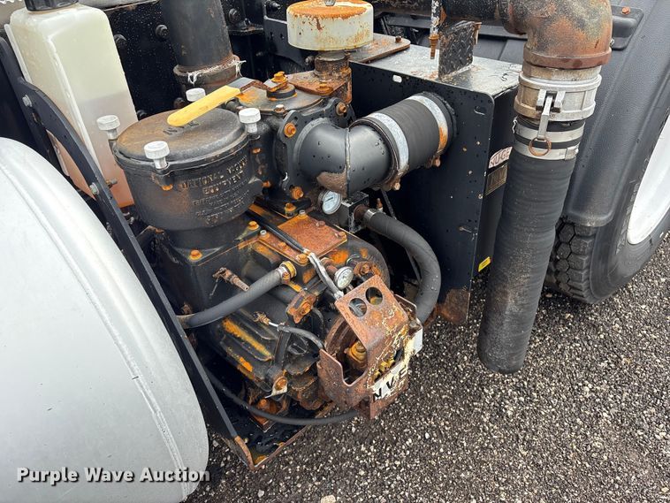 image for item EG9130 2015 Peterbilt 567 semi truck