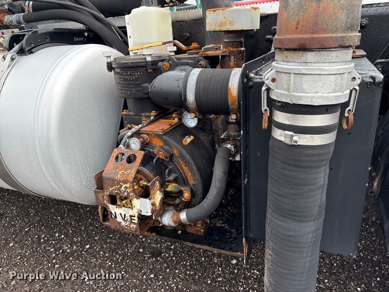 image for item EG9130 2015 Peterbilt 567 semi truck
