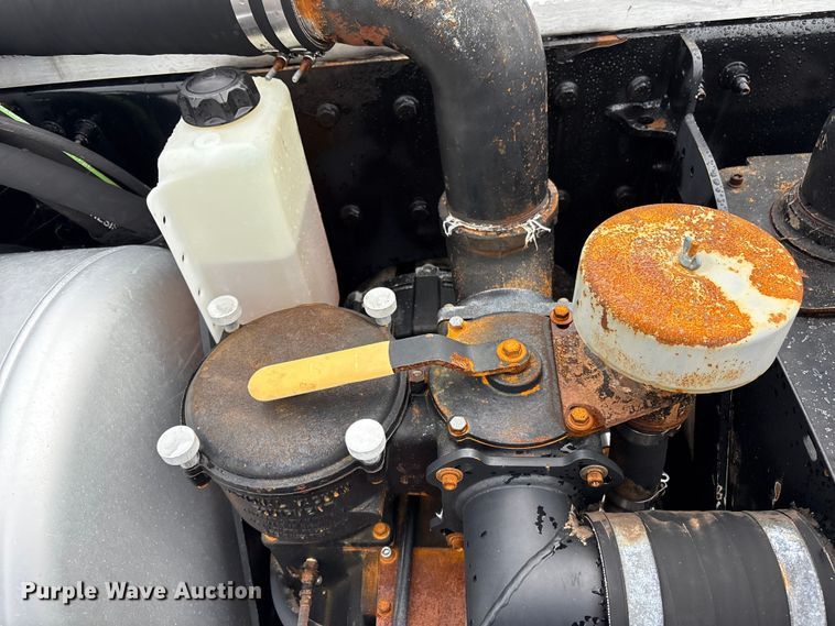 image for item EG9130 2015 Peterbilt 567 semi truck
