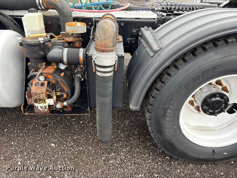 image for item EG9130 2015 Peterbilt 567 semi truck