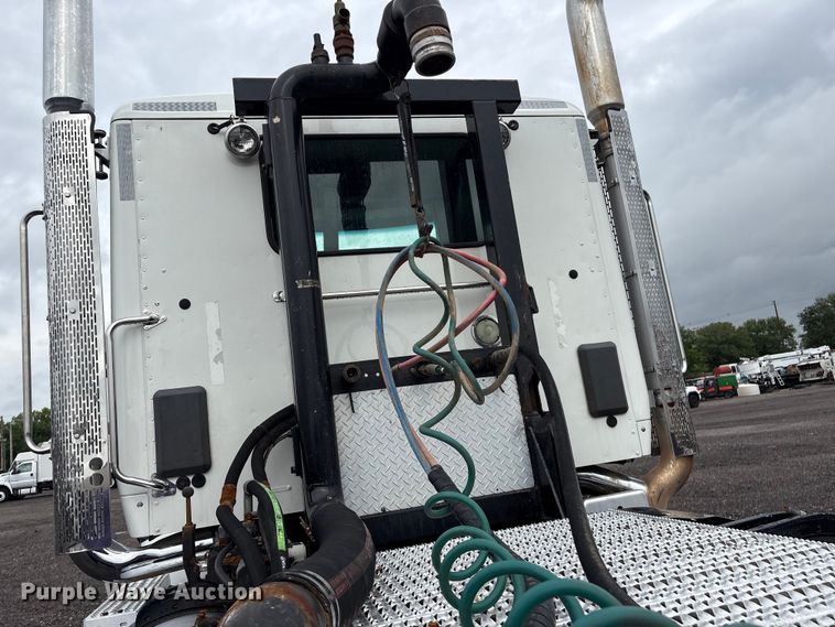 image for item EG9130 2015 Peterbilt 567 semi truck
