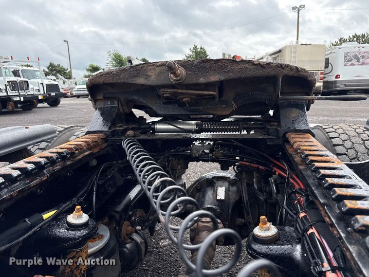image for item EG9130 2015 Peterbilt 567 semi truck