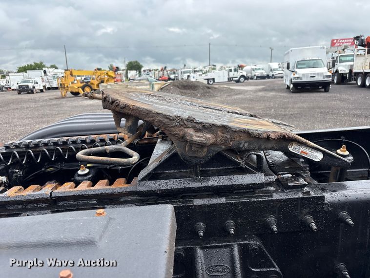 image for item EG9130 2015 Peterbilt 567 semi truck