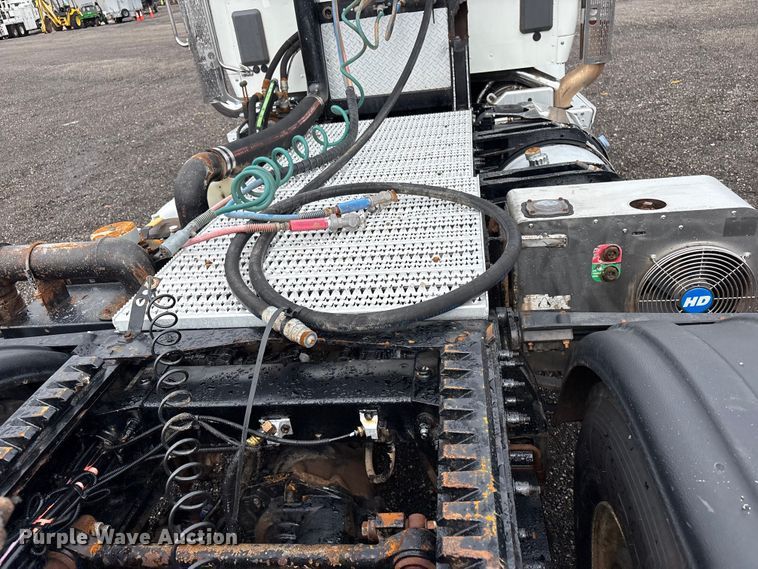 image for item EG9130 2015 Peterbilt 567 semi truck
