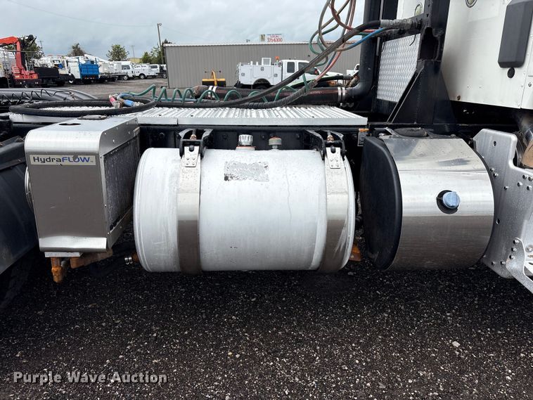 image for item EG9130 2015 Peterbilt 567 semi truck