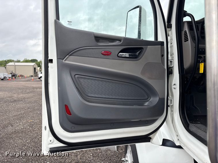 image for item EG9130 2015 Peterbilt 567 semi truck