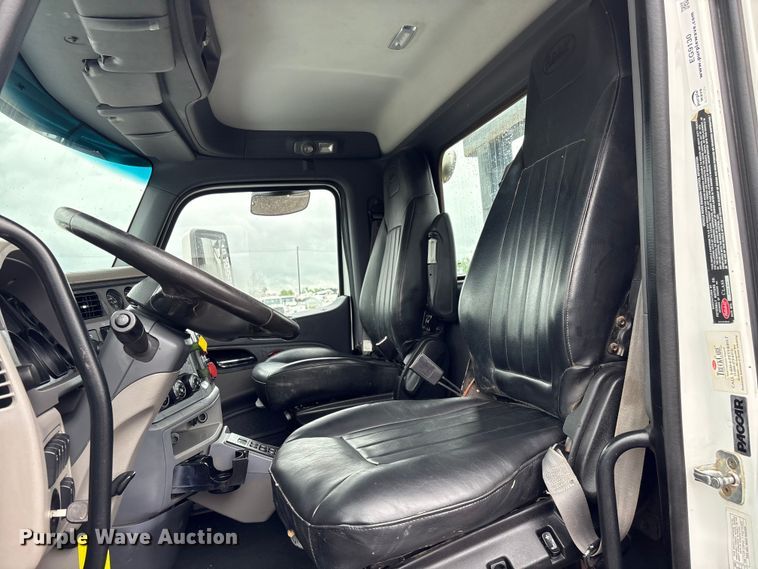 image for item EG9130 2015 Peterbilt 567 semi truck