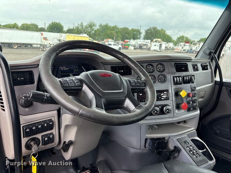 image for item EG9130 2015 Peterbilt 567 semi truck