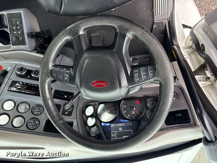 image for item EG9130 2015 Peterbilt 567 semi truck