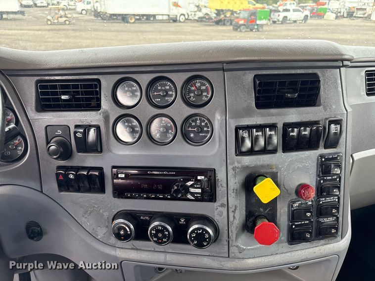image for item EG9130 2015 Peterbilt 567 semi truck