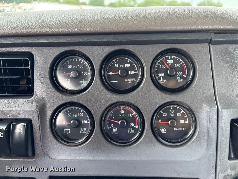 image for item EG9130 2015 Peterbilt 567 semi truck