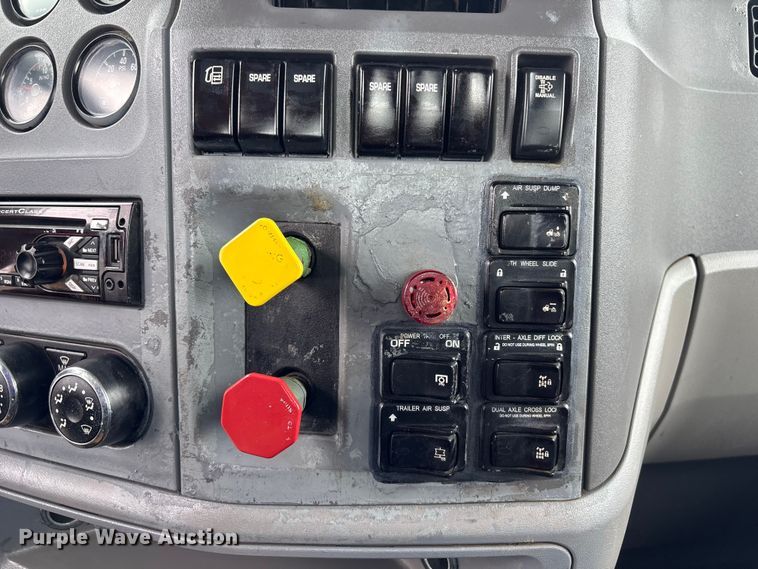 image for item EG9130 2015 Peterbilt 567 semi truck