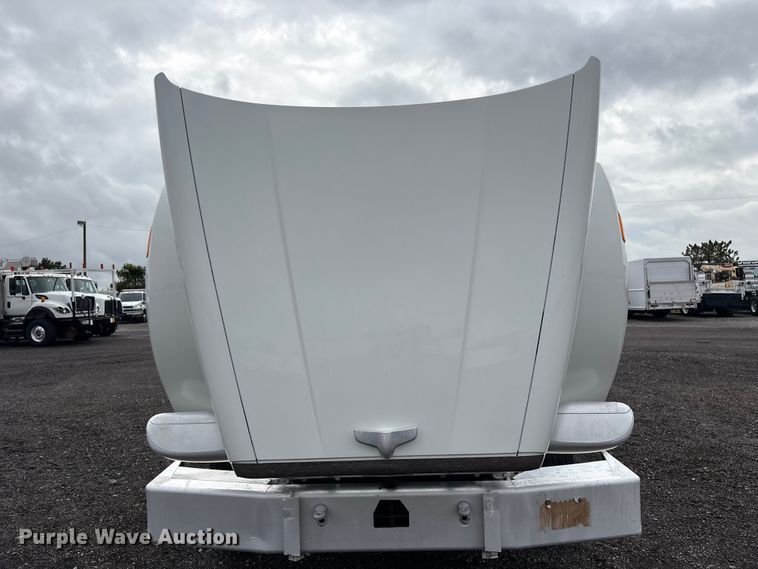 image for item EG9130 2015 Peterbilt 567 semi truck