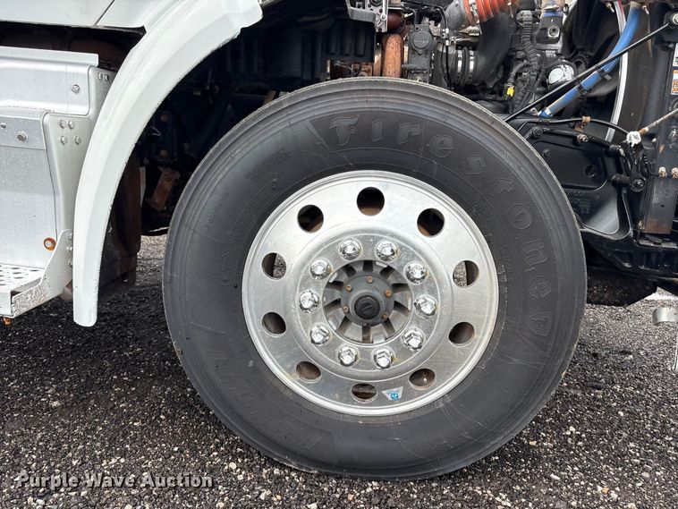image for item EG9130 2015 Peterbilt 567 semi truck