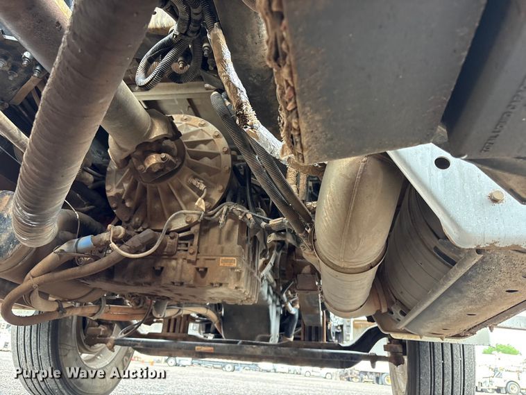 image for item EG9130 2015 Peterbilt 567 semi truck