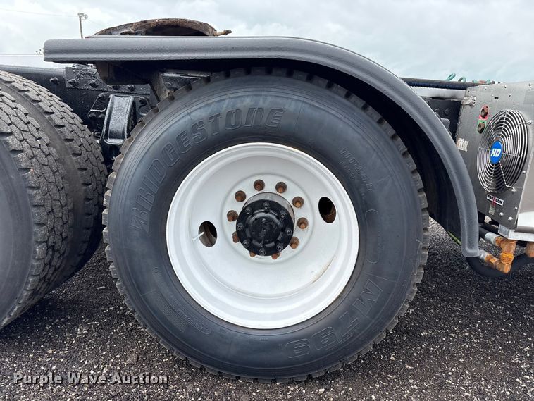 image for item EG9130 2015 Peterbilt 567 semi truck