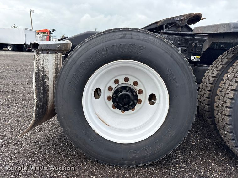 image for item EG9130 2015 Peterbilt 567 semi truck