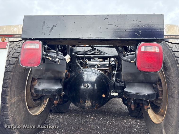 image for item EG9130 2015 Peterbilt 567 semi truck