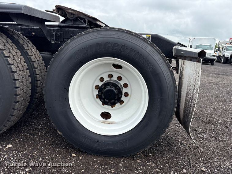image for item EG9130 2015 Peterbilt 567 semi truck