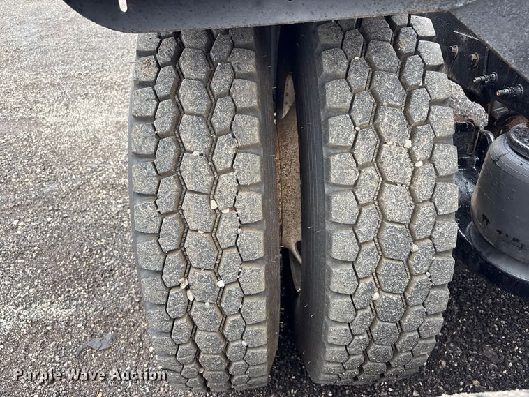 image for item EG9130 2015 Peterbilt 567 semi truck