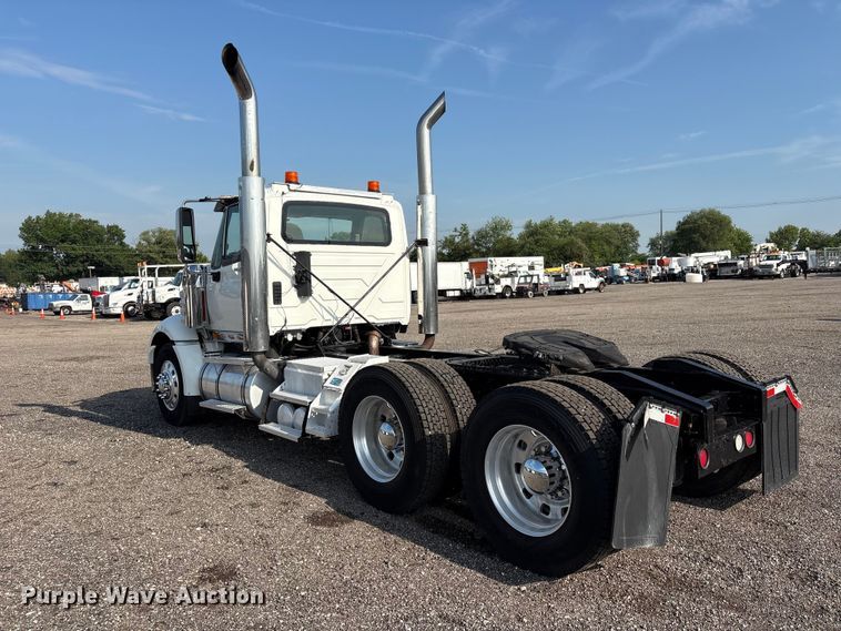 image for item EG9156 2011 International LoneStar semi truck