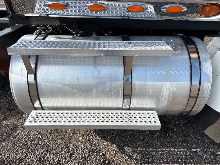 image for item EG9156 2011 International LoneStar semi truck