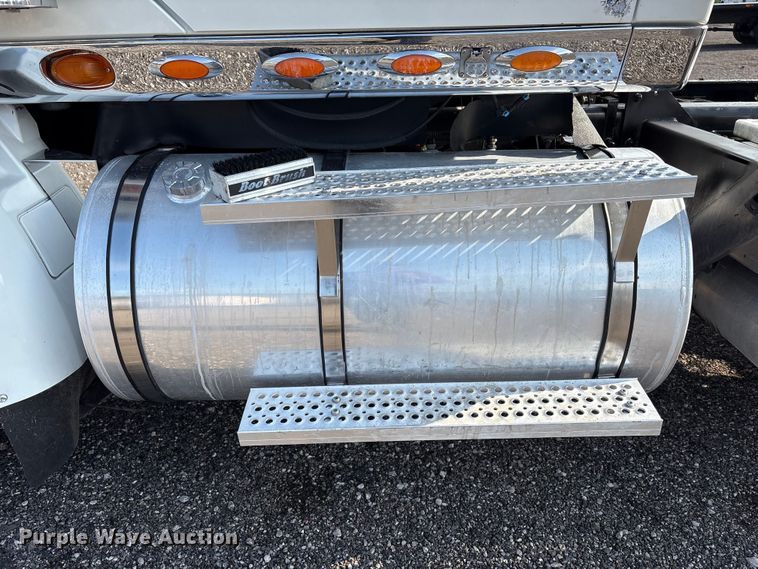 image for item EG9156 2011 International LoneStar semi truck