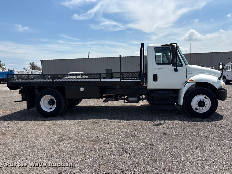 image for item EG9162 2009 International DuraStar 4300 flatbed truck