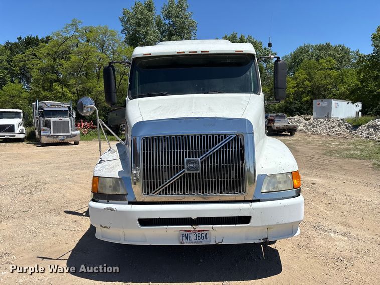image for item EM5110 1998 Volvo VN semi truck