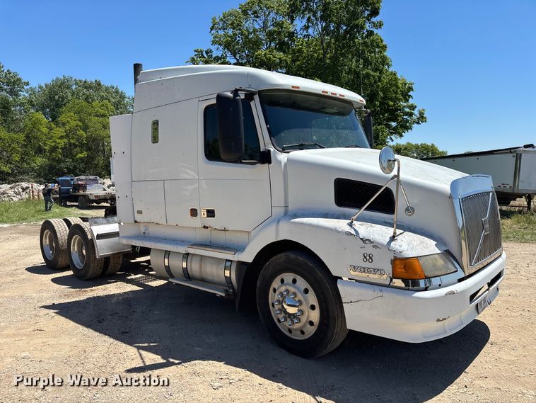 image for item EM5110 1998 Volvo VN semi truck