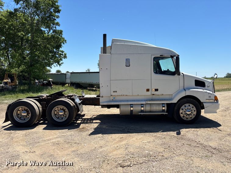 image for item EM5110 1998 Volvo VN semi truck