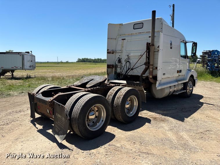 image for item EM5110 1998 Volvo VN semi truck