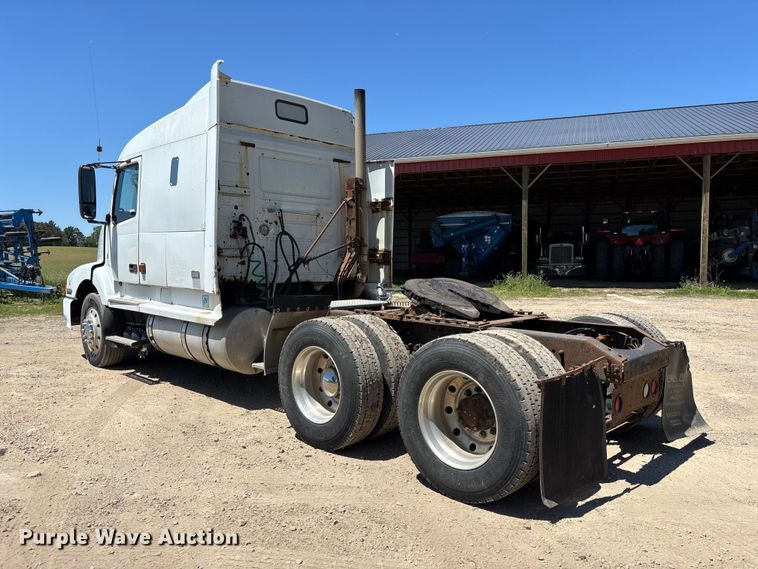 image for item EM5110 1998 Volvo VN semi truck