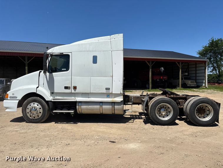 image for item EM5110 1998 Volvo VN semi truck