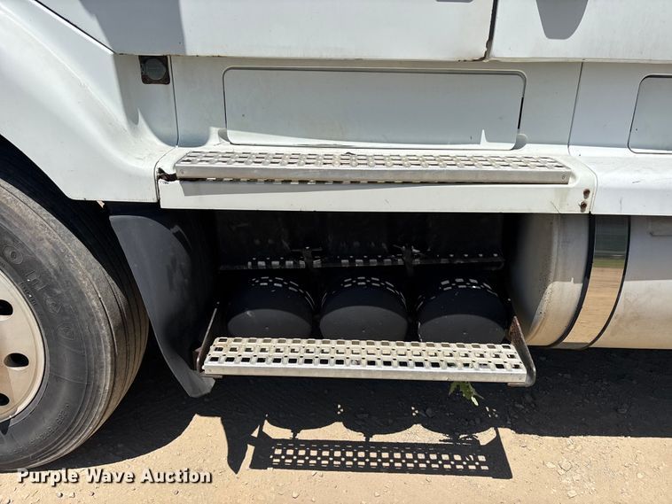 image for item EM5110 1998 Volvo VN semi truck
