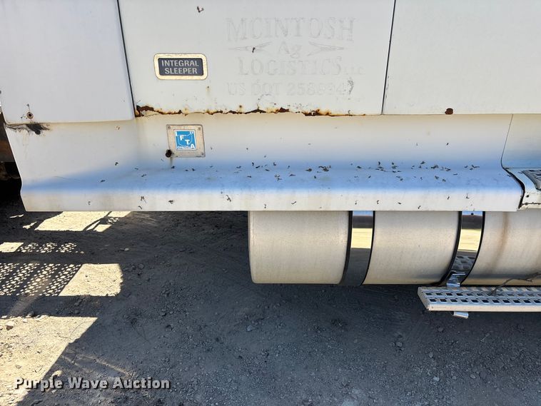 image for item EM5110 1998 Volvo VN semi truck