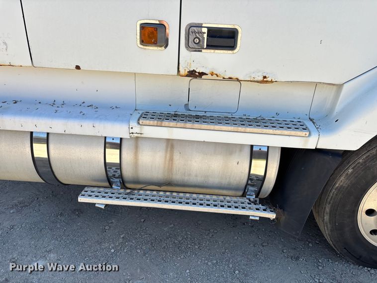 image for item EM5110 1998 Volvo VN semi truck